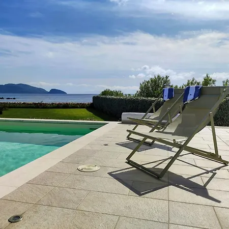 By The Sea With View Of Tavolara Near オルビア