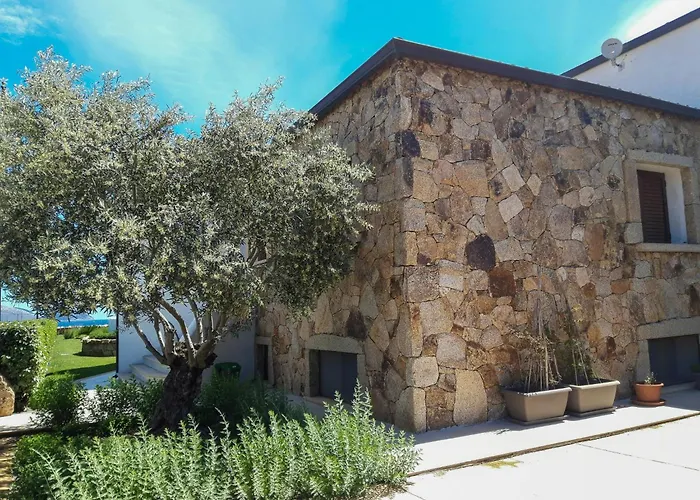 Сasa de vacaciones By The Sea With View Of Tavolara Near